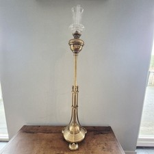 Lampe à pétrole sur pied