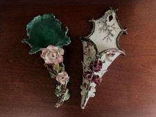 2 JOLIS et ÉLÉGANTS VASES CORNETS, BOUQUETIÈRES EN BARBOTINE " FLEURS "