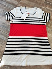 T-shirt noir et rouge