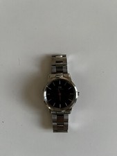 montre daniel wellington, couleur métal et fond noir. Bracelet en très bon état.