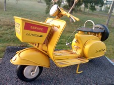 Scooter Vespa La Poste,en métal, longueur 27cm,objet déco,cadeau vintage,neuf