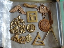 Franc-maçonnerie insignes maçonnique lot d'objets, bijoux, pendentifs et broches