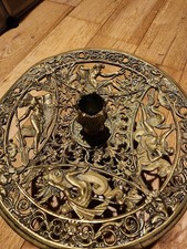 Bougeoir ancien tripode en laiton avec personnages de la mythologie grecque