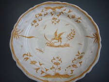   MOUSTIERS OLERYS  ASSIETTE  XVIIIème CAMAIEU D'OCRE  IBIS SUR UN TERTRE  N°1