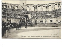 13  ARLES  LES ARENES  COURSE DE TAUREAUX  UNE PIQUE COURTE