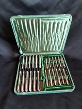 Bel écrin de 24 couteaux en métal argenté & inox / Style Louis XV / 12