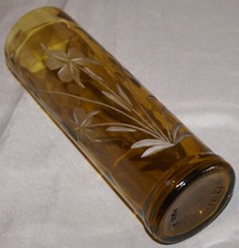 Vase bouteille Suze gravé de motifs floraux 24,5 cm de hauteur.