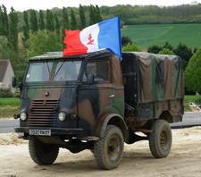 A vendre un camion militaire Renault R 2087N 4X4 de 1964 poids 2t540 vide En éta