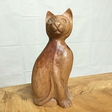 127 - Sculpture de chat assis en chêne, 20 cm de haut.