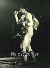 JACQUES HIGELIN vers 1980 sur scène en concert photo 23 x 16 cm