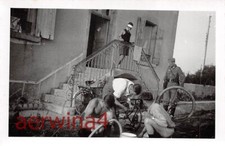 Soldats Nus Réparent Des Pneus De Vélo Hollandais