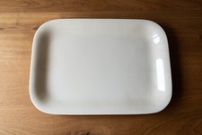 Grand plat rectangulaire ancien en faience blanche crème chantourné