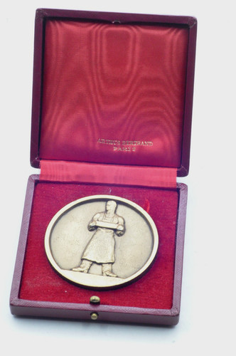 Ancienne médaille offerte - , par
