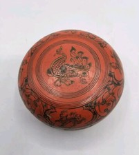 Petite boîte ronde en bois et laque rouge à décor de paon Birmanie début XXème