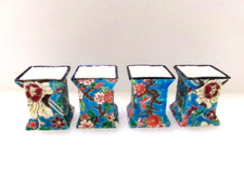 Ensemble de 4 petits vases, pots en faïence émaillée de Longwy