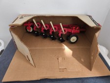 ERTL 1/16ème-International 4- Bottom Trailing Plow En Boîte 