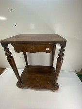 Petite table de chevet en bois
