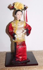 très jolie poupée asiatique