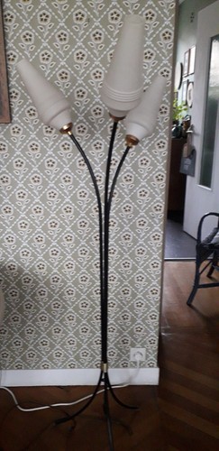 Lampadaire tripode métallique