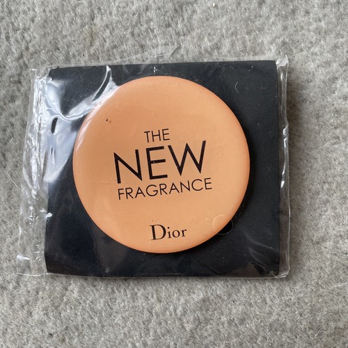Badge pin dior neuf - pin’s,