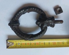 Ancienne poignée porte en fonte  en forme d d anneau à Visser 