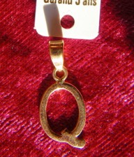 PENDENTIF PLAQUE OR lettre Q initiale ALPHABET ABECEDAIRE PRENOM IDENTITE surnom