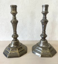 Paire de Bougeoirs en Bronze Argenté. Époque Régence (1715-1723). XVIIIe.