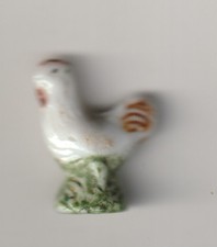 Fève ancienne -POULE sur socle vert - Porcelaine