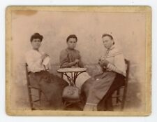 PHOTO, les trois brodeuses broderie couture art décoratif autour d’une table