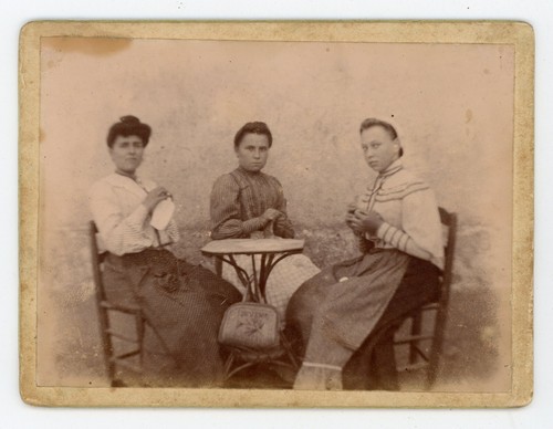 Photo les trois brodeuses - les,