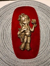 Cadre vintage étain jeune fille avec panier fleur sur velours rouge signé Bachet