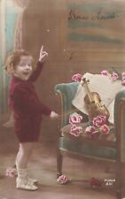 CP ENFANT AVEC VIOLON PARTITION POSES SUR FAUTEUIL