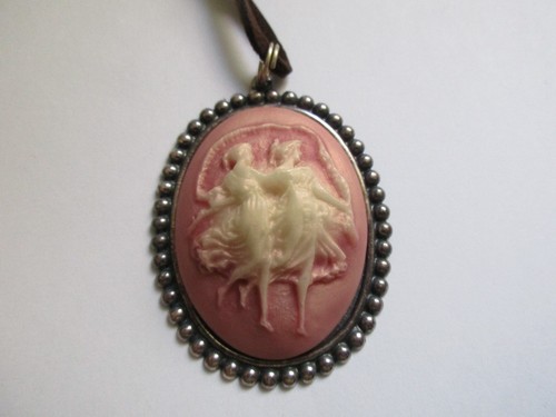Collier cabochon camée rose