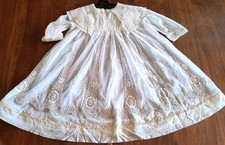 ROBE de petite fille début XXe en tulle brodé de soutaches