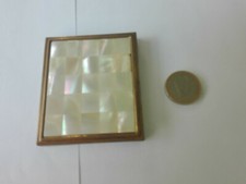 Très joli petit poudrier nacré et doré, vintage.