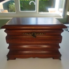 Coffret ancien, piètement et poignées laiton,Poids: 3,8kg,LxlxH: 33cm,22cm,23cm