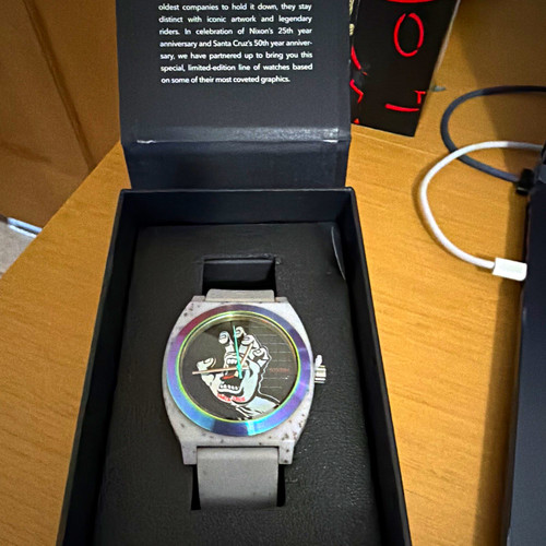 Nixon santa cruz shaking - santa,