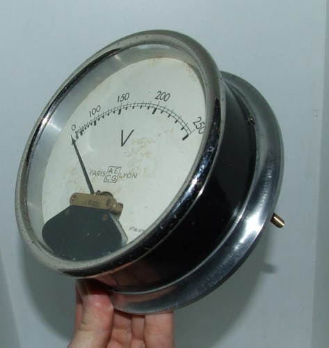 Gros voltmètre marque - voltmètre, aecg
