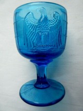 Ancien verre à pied Art Déco, forme ballon, verre bleu-nuit, 2 aigles en relief