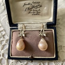 DIAMANT, ENORME PERLE, OR, ARGENT, EXCEPTIONNELLES ANCIENNES BOUCLES D’OREILLES 