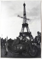 PHOTO TV Press course PARIS DAKAR side car ancien devant la tour Eiffel FR3 1981