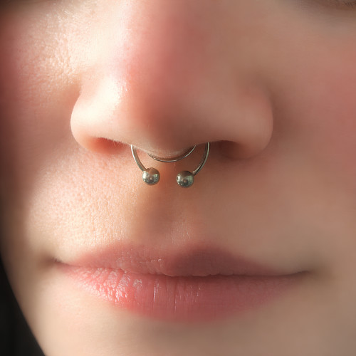 Piercing septum clipser - à,