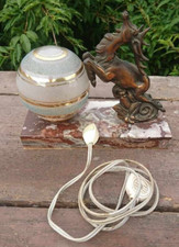 Vintage Lampe Art Déco Cerf en régule support marbre et Globe en verre givré