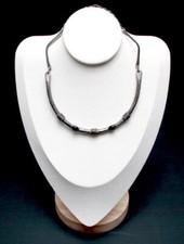 Collier torque ancien, avec 2 pierres noires, année 1880/1920.