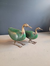 Paire d'oiseaux decoratifs en laiton et bois peint