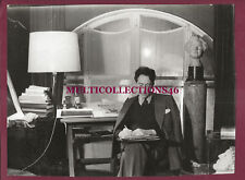 231024 - PHOTO vers 1960 célébrité cinéaste JEAN COCTEAU bureau