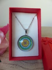 Collier Pendentif Mandala Orange, Bleu et Vert + Chaine Acier - Bijoux des Lys