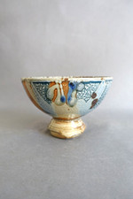 Coupe sur talon contemporaine en grès émaillé marquée en creux