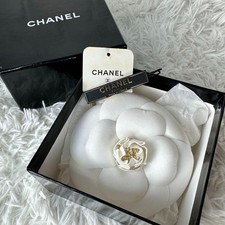 Broche corsage blanc camélia CHANEL rare vintage jamais utilisée avec boite e...