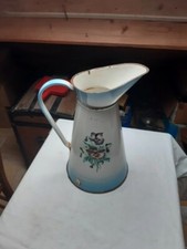 Grand broc a eau en tôle émaillée à décor floral